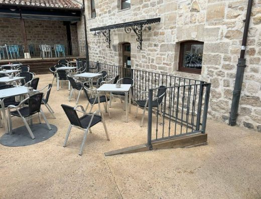 Imagen de la terraza de la cafetería