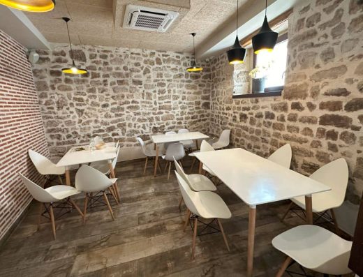 Imagen del interior de la cafetería con mesas accesibles para PMR
