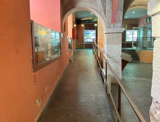 Imagen de rampa dentro del centro de interpretación