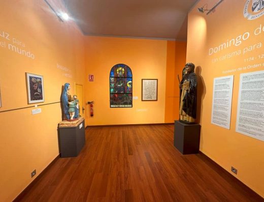 Imagen del interior del convento donde se ven unas esculturas y una vidriera de colores