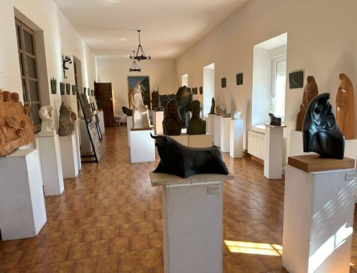 Imagen de la sala sensorial con esculturas para tocar