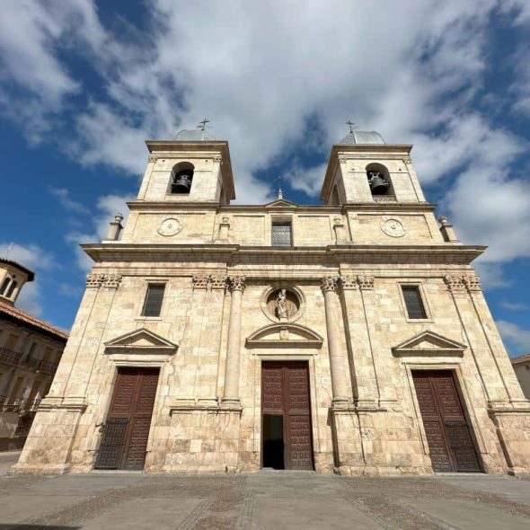 Imagen de la fachada de la Ex Colegiata e Iglesia