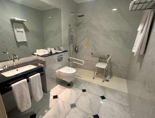 Imagen de baño adaptado en la habitación