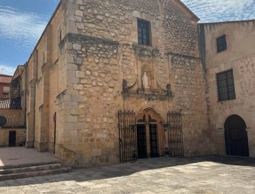 Imagen de la fachada de la iglesia