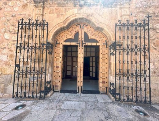 Imagen de la puerta exterior de la iglesia