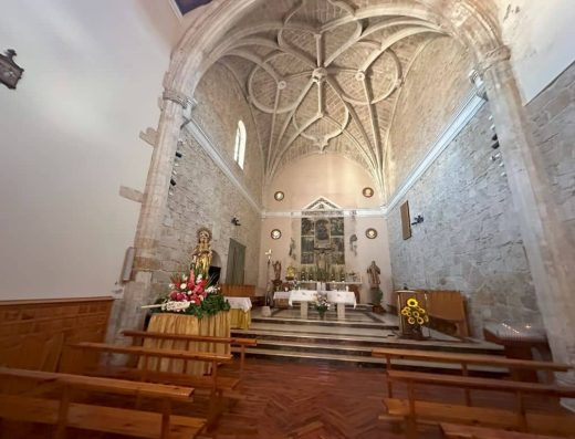 Imagen del techo abovedado de la iglesia