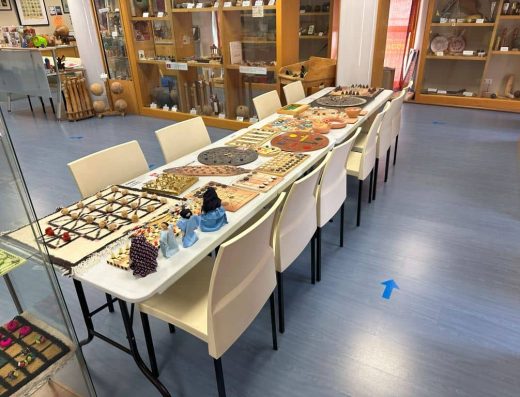 Imagen de mesa con juegos de mesa tradicioanles
