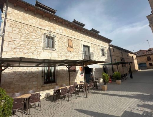 Imagen de la fachada del hotel con la terraza de su bar restaurante