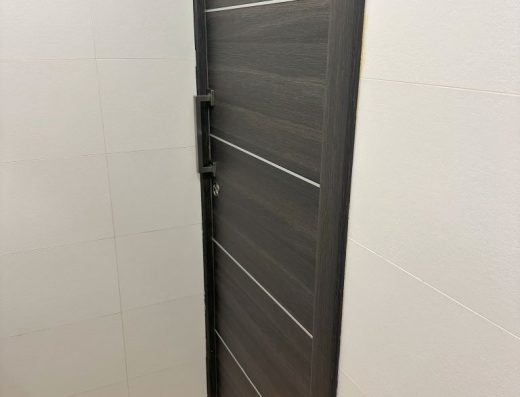 Imagen puerta de entrada al baño.