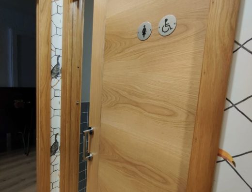 Imagen de la puerta de entrada al baño para PMR.