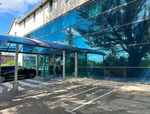 Imagen de aparcamiento y fachada del hotel