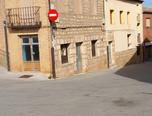 Imagen de una calle con plataforma única.