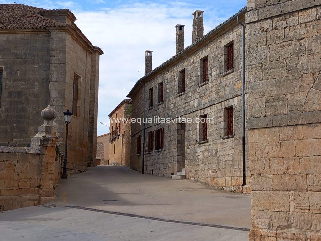 Imagen de una calle con plataforma única.