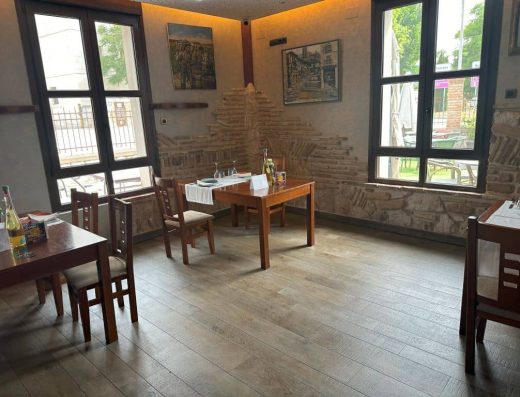 Imagen de mesa de comedor montada en restaurante accesible