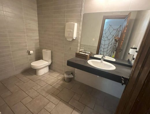 Imagen de baño semi adaptado en restaurante cafetería accesible