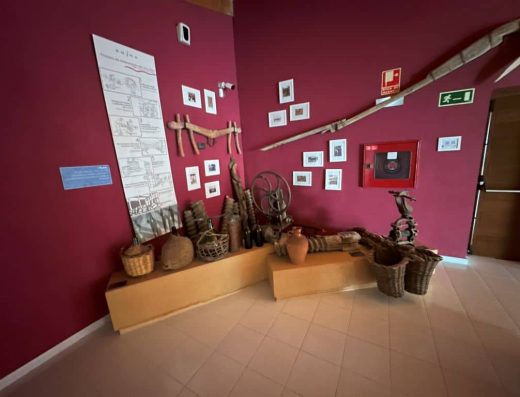 Imagen de la exposición de utensilios de la vendimia y elaboración del vino en bodega accesible