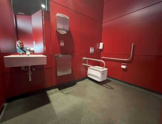 Imagen de baño adaptado en bodega accesible