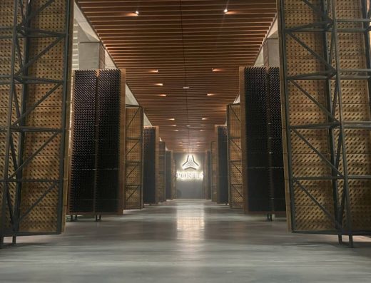 Imagen de almacenado de botellas en bodega accesible