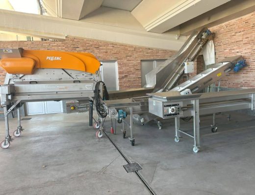 Imagen de maquinaria utilizada para producir vino en bodega accesible