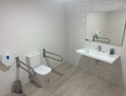 Imagen de baño adaptado en zonas comunes del hotel accesible