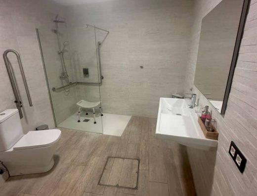 Imagen de baño adaptado en habitación adaptada en hotel accesible