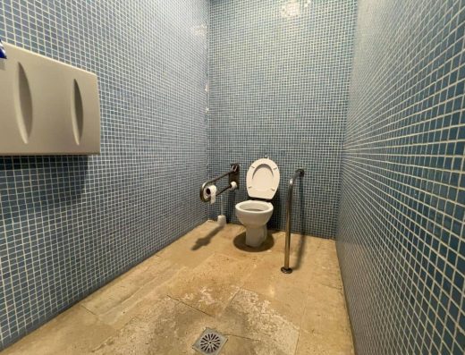 Imagen de baño adaptado en el museo provincial del vino