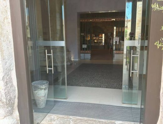 Imagen de la puerta de entrada accesible a cota cero de la oficina de turismo