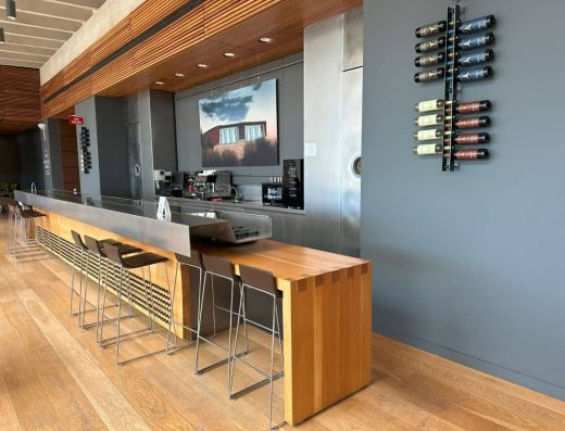 Imagen de la barra del gastrobar accesible en bodegas portia