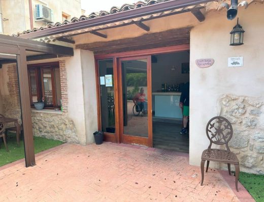 Imagen de la puerta de entrada a conta cero del restaurante accesible