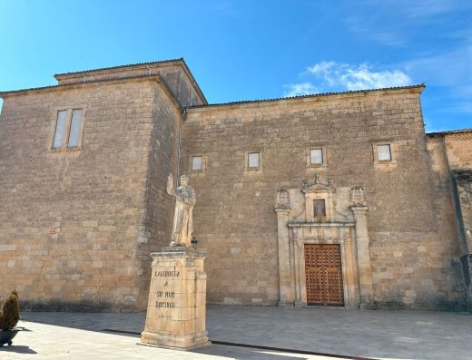Imagen de escultura de Santo Domingo frente a la iglesia.
