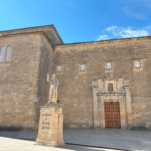 Imagen de escultura de Santo Domingo frente a la iglesia.