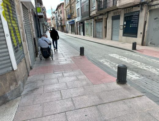 Imagen de paso de peatones con rebaje.