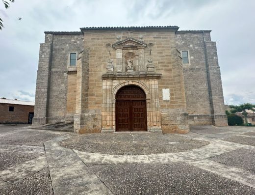 Imagen de la fachada de la iglesia.
