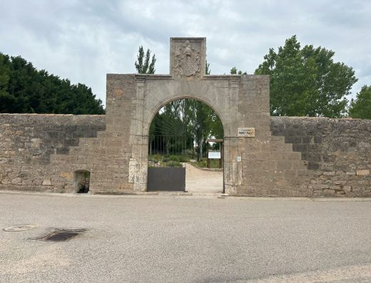 Imagen de la entrada al parque de los padres pules.