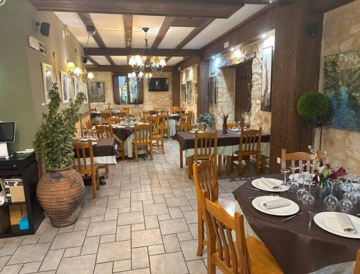 Imagen del comedor completo en el restaurante accesible