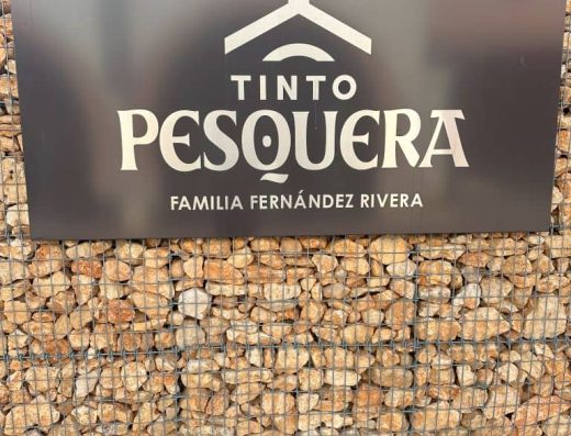 Imagen cartel con el nombre de la bodega
