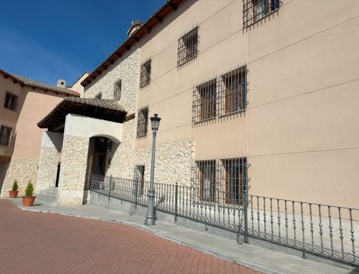 Imagen de la fachada del hotel con entrada a través de rampa.