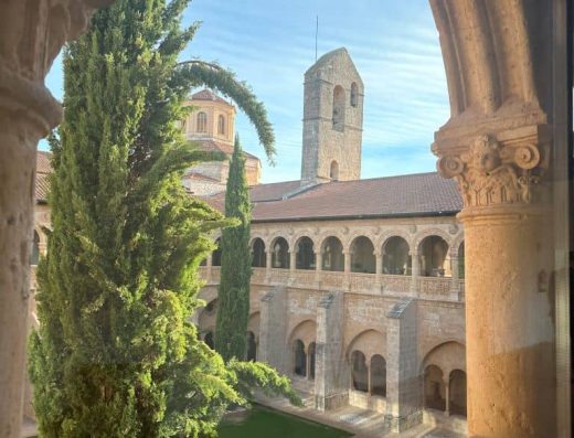 Imagen de claustro interior del hotel