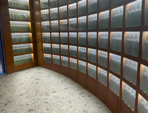 Imagen de estantería expositiva de botellas