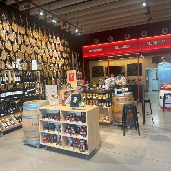 Imagen de interior de la tienda con estanterías con el producto