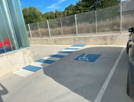 Imagen de plaza de aparcamiento reservada para PMR en batería.