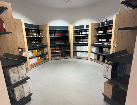 Imagen del interior de la vinoteca. Estanterías con botellas y cajas de los productos.