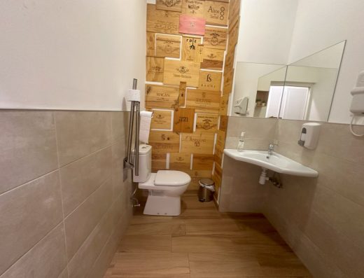 Imagen del interior del baño adaptado.