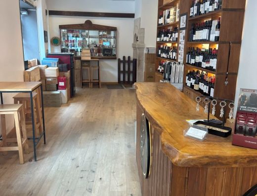 Imagen del mostrador de la enoteca.