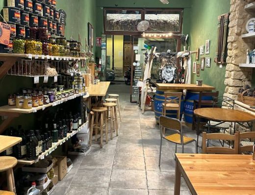 Imagen de mesas de la tienda