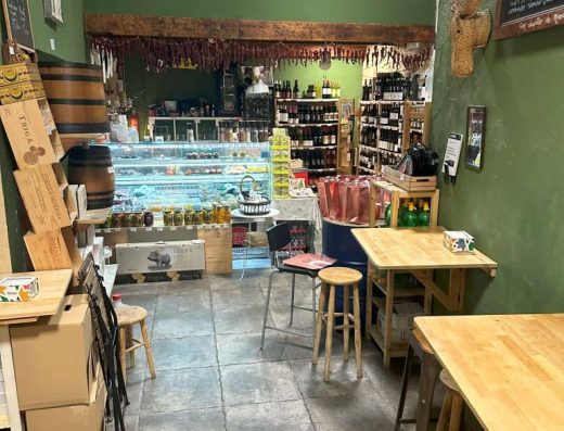 Imagen de mesas de la tienda