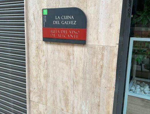 Imagen de señalización de la Ruta del Vino