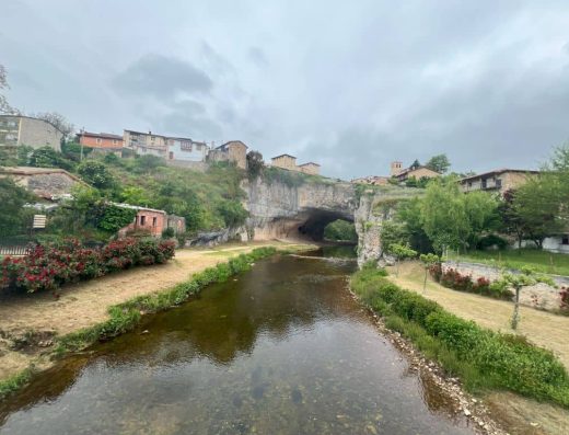 Imagen del pueblo visto desde la orilla del rio.