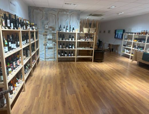 Imagen de sala con productos en venta