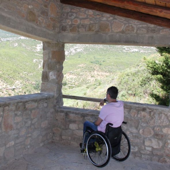 Imagen de una persona usuaria de silla de ruedas en un mirador.